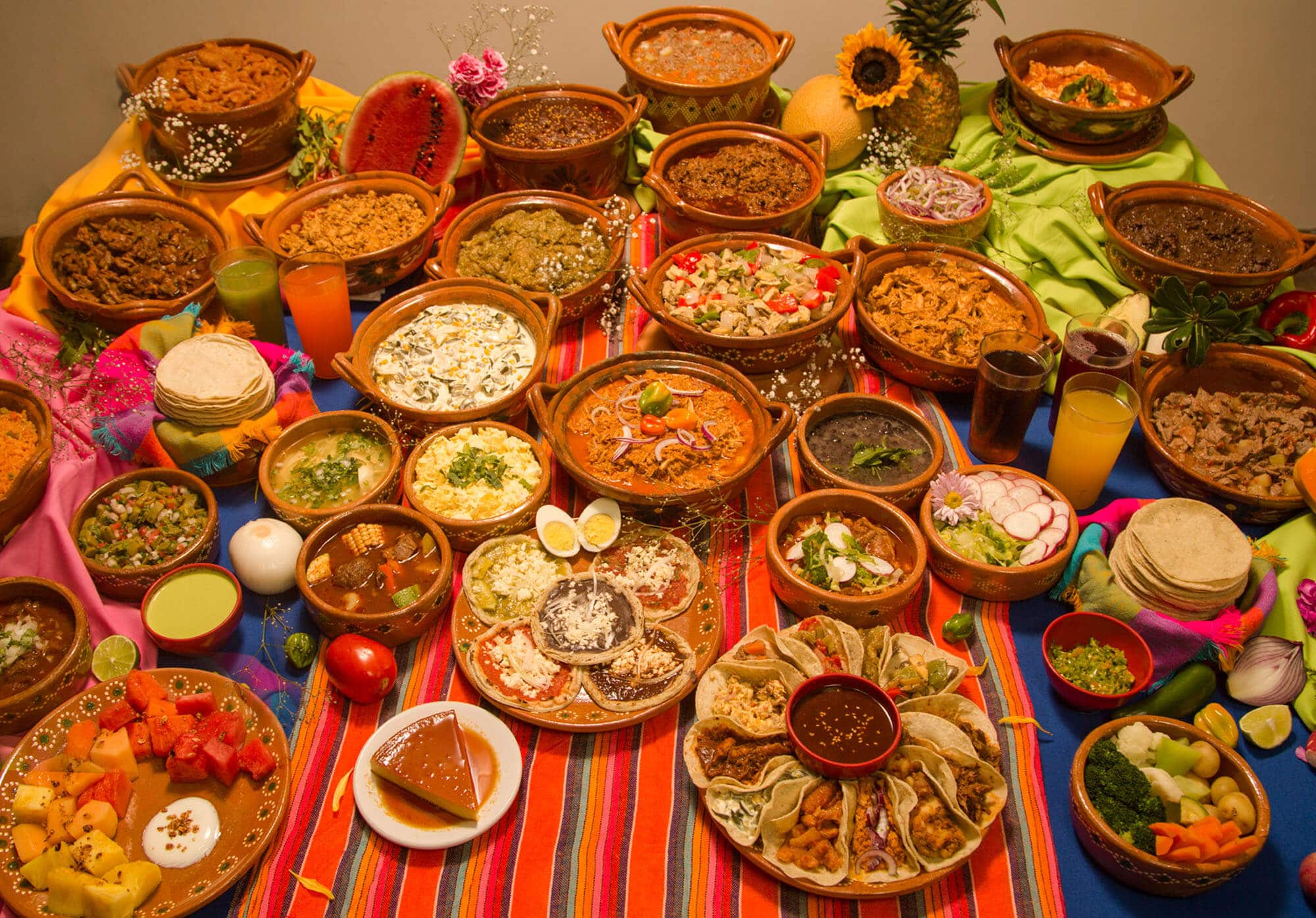Mesa de taquiza con cazuelas de guisados mexicanos en Cancún